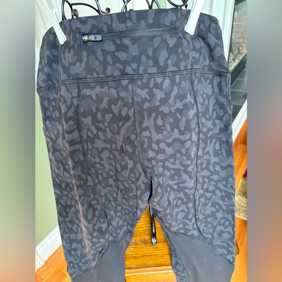 Women’s size 6 Lululemon short yoga pants with sheer black back panel on calf. - Picture 4 of 9